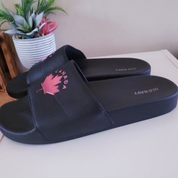 Old Navy Canada Slides - 8 - 9 - Picture 7 of 8